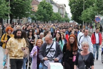 Srbija: I u Kragujevcu održan protest protiv nasilja Srbija: I u Kragujevcu održan protest protiv nasilja