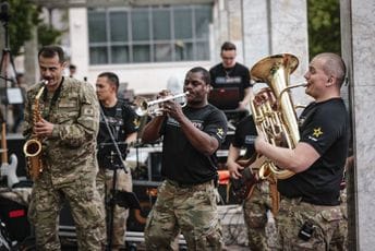 U susret NATO vježbi: Orkestri Vojske Crne Gore i Kopnenih snaga SAD održali koncert na Trgu nezavisnosti u Podgorici U susret NATO vježbi: Orkestri Vojske Crne Gore i Kopnenih snaga SAD održali koncert na Trgu nezavisnosti u Podgorici