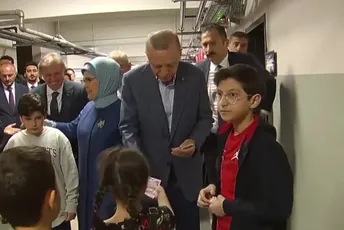 Erdogan na biralištu djecu čašćavao novcem Erdogan na biralištu djecu čašćavao novcem