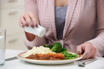 Čak i kada ne solite hranu: Pet neobičnih simptoma koji ukazuju da konzumirate previše natrijuma Čak i kada ne solite hranu: Pet neobičnih simptoma koji ukazuju da konzumirate previše natrijuma