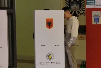 Očajna izlaznost na izborima u Albaniji: Kandidat se potukao sa biračima na jednom glasačkom mjestu Očajna izlaznost na izborima u Albaniji: Kandidat se potukao sa biračima na jednom glasačkom mjestu