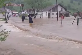 BiH: Rijeke Una i Unac se izlile iz korita, zatvorene brojne ulice, poplavljena imanja