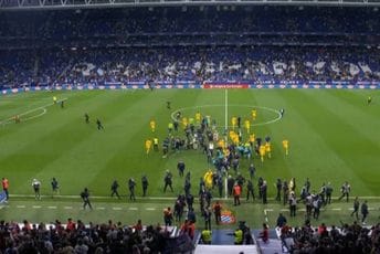Haos nakon meča: Navijači Espanjola utrčali na teren, igrači Barselone morali u svlačionicu Haos nakon meča: Navijači Espanjola utrčali na teren, igrači Barselone morali u svlačionicu