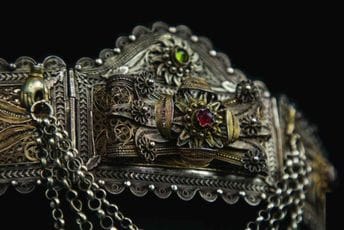 Dragocjenosti kulturne baštine: „Nakit narodnih nošnji Crne Gore“ pred barskom publikom Dragocjenosti kulturne baštine: „Nakit narodnih nošnji Crne Gore“ pred barskom publikom