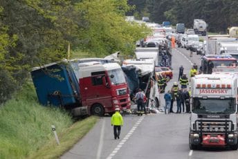 Desetine povrijeđenih u sudaru kamiona i autobusa u Slovačkoj Desetine povrijeđenih u sudaru kamiona i autobusa u Slovačkoj