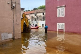 Gradovi u Hrvatskoj poplavljeni, mještani strahuju da najgore tek slijedi Gradovi u Hrvatskoj poplavljeni, mještani strahuju da najgore tek slijedi