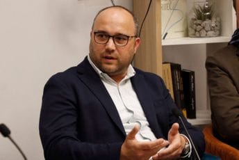 Zna li direktor Danilović što su to akademske titule