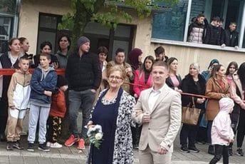 Maturant rožajske Gimnazije na svečanom defileu šetao sa bakom