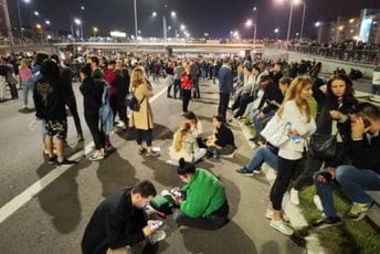 Demonstranti u Beogradu se ne razilaze: Postavili šatore, Gazela blokirana, ostaju tamo do daljnjeg