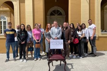 Huter: Urušavanjem tradicije Milatović želi da ponizi Cetinje, to mu nećemo dozvoliti Huter: Urušavanjem tradicije Milatović želi da ponizi Cetinje, to mu nećemo dozvoliti