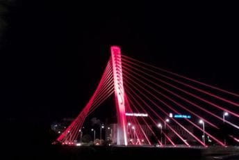 Most Milenijum u crvenoj boji Most Milenijum u crvenoj boji