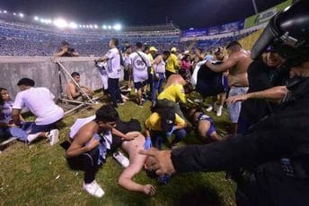 Najmanje 12 osoba poginulo u stampedu tokom utakmice na stadionu u El Salvadoru Najmanje 12 osoba poginulo u stampedu tokom utakmice na stadionu u El Salvadoru
