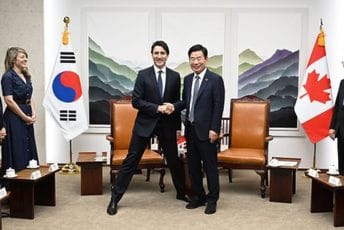 Kanadski premijer izabrao čudnu pozu za fotografisanje s korejskim političarem Kanadski premijer izabrao čudnu pozu za fotografisanje s korejskim političarem