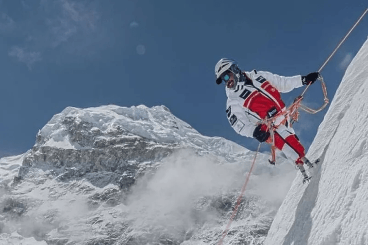 Bivši britanski vojnik postao prvi čovjek bez nogu iznad koljena koji se popeo na Mont Everest Bivši britanski vojnik postao prvi čovjek bez nogu iznad koljena koji se popeo na Mont Everest