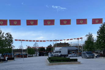Trg slobode u Nikšiću ukrašen crnogorskim zastavama