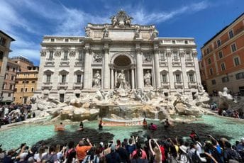 Nakon poplava u Italiji: U Fontanu di Trevi danas prosuta crna farba Nakon poplava u Italiji: U Fontanu di Trevi danas prosuta crna farba