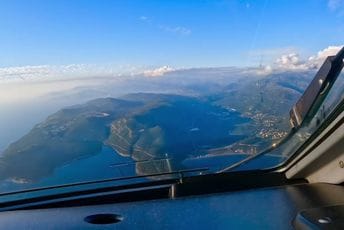 Od Lovćena preko jezera do Tivta: Pogledajte kako je naš pilot čestitao Dan nezavisnosti (VIDEO)