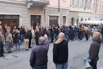 Fašisti salutirali po Trstu, a među njima bio i čelnik partije koju predvodi Đorđa Meloni Fašisti salutirali po Trstu, a među njima bio i čelnik partije koju predvodi Đorđa Meloni