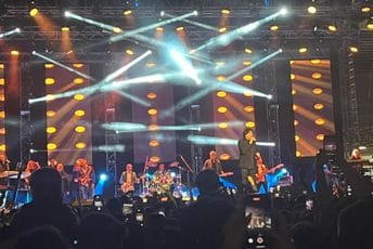 Nepregledna masa u Baru: Počeo koncert Zdravka Čolića (FOTO/VIDEO)