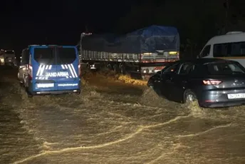 Jako nevrijeme pogodilo Ankaru: Poplavljeni objekti, problemi u saobraćaju Jako nevrijeme pogodilo Ankaru: Poplavljeni objekti, problemi u saobraćaju