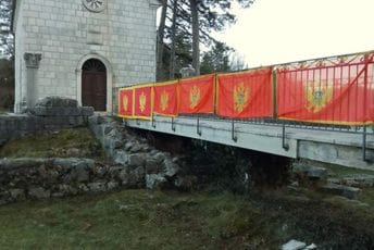 Odnijete zastave sa ograde ispred crkve na Ćipuru Odnijete zastave sa ograde ispred crkve na Ćipuru