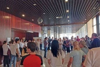 Protest ugostitelja Instituta: "Abazoviću, Šćekiću, Damjanoviću, udostojite se!" Protest ugostitelja Instituta: "Abazoviću, Šćekiću, Damjanoviću, udostojite se!"