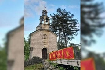 Cetinjanini postavili nove zastave ispred crkve na Ćipuru Nove zastave na ogradi ispred crlve na Ćipuru
