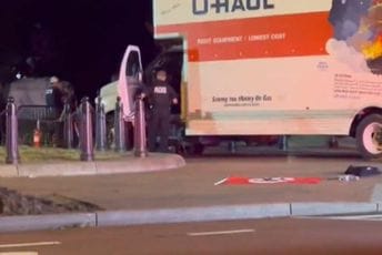 SAD: Pokraj kamiona koji se zaletio u ogradu Bijele kuće pronađena nacistička zastava SAD: Pokraj kamiona koji se zaletio u ogradu Bijele kuće pronađena nacistička zastava