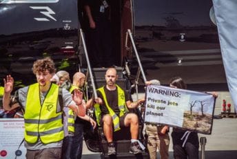 Aktivisti blokirali pistu na aerodromu u Ženevi, traže zabranu privatnih aviona Aktivisti blokirali pistu na aerodromu u Ženevi, traže zabranu privatnih aviona