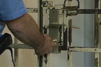 Nikšićanin u pritvoru: Osumnjičen da je povrijedio suprugu i prijetio sinu