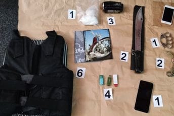 Pretresi u Budvi: Oduzet kokain, mačeta, pancir... Pretresi u Budvi: Oduzet kokain, mačeta, pancir...