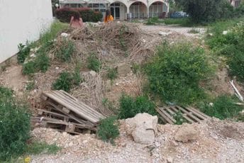 Bar: Zgrada u naselju Ilino brdo okružena "barikadama"