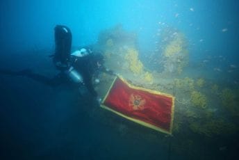 Crnogorski ronioci sa kolegama iz Francuske sprovode istraživanje na olupini podmornice Crnogorski ronioci sa kolegama iz Francuske sprovode istraživanje na olupini podmornice