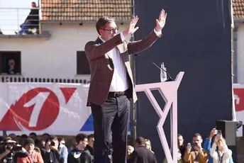 Srbija: Naprednjaci jure ljude po parkovima, nude im novac i sendviče kako bi došli na sjutrašnji miting Srbija: Naprednjaci jure ljude po parkovima, nude im novac i sendviče kako bi došli na sjutrašnji miting