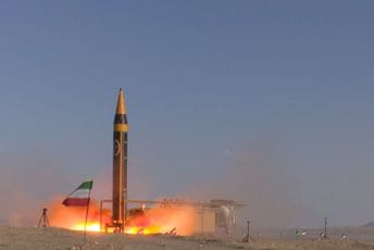 Uprkos protivljenju Amerike: Iran predstavio balističku raketu dometa 2.000 kilometara Uprkos protivljenju Amerike: Iran predstavio balističku raketu dometa 2.000 kilometara