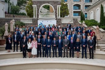 Abazović: Krize u svjetskoj ekonomiji česte, ali prebrodive; Žugić: Bankarski sektor najzdraviji segment crnogorske ekonomije Abazović: Krize u svjetskoj ekonomiji česte, ali prebrodive; Žugić: Bankarski sektor najzdraviji segment crnogorske ekonomije