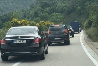 Bahata vožnja na putu iznad Risna: Vozilo ANB-a preteklo kolonu preko pune linije Bahata vožnja na putu iznad Risna: Vozilo ANB-a preteklo kolonu preko pune linije