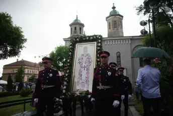 Spasovdanska litija u Beogradu: Gardisti čuvali Nikolajeve mošti Spasovdanska litija u Beogradu: Gardisti čuvali Nikolajeve mošti