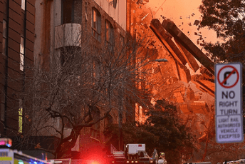 Trinaestogodišnjaci se predali policiji nakon izazivanja velikog požara u Sidneju Trinaestogodišnjaci se predali policiji nakon izazivanja velikog požara u Sidneju