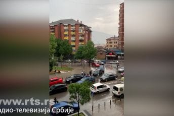 (VIDEO) Suzavac i šok bombe u Zvečanu: Policija Kosova ušla u zgradu opštine
