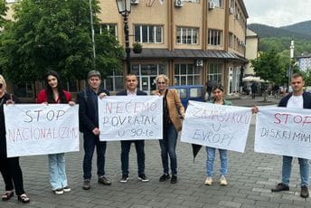 Predstavnici SDP-a protestovali u Pljevljima: Nećemo povratak u devedesete Predstavnici SDP-a protestovali u Pljevljima: Nećemo povratak u devedesete