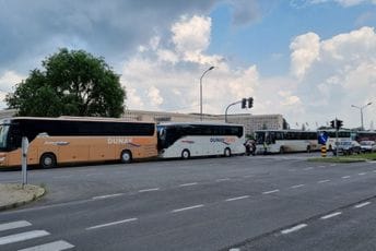 Uoči Vučićevog mitinga: Invazija autobusa na Beograd Uoči Vučićevog mitinga: Invazija autobusa na Beograd