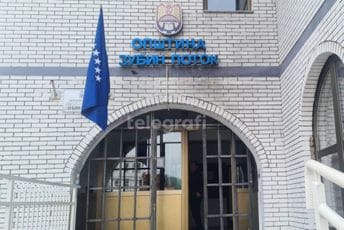 Zubin Potok: Umjesto srpske, na ulazu u opštinu maločas okačena kosovska zastava Zubin Potok: Umjesto srpske, na ulazu u opštinu maločas okačena kosovska zastava