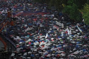 Vučić: Posljednji put se obraćam kao lider SNS-a, sjutra podnosim ostavku Vučić: Posljednji put se obraćam kao lider SNS-a, sjutra podnosim ostavku