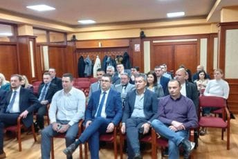 Buduća predsjednica Savjeta Biblioteke kucala tikete, a direktor se poziva na litije SPC Buduća predsjednica Savjeta Biblioteke kucala tikete, a direktor se poziva na litije SPC