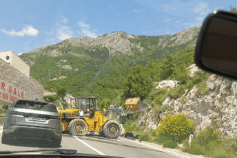 Zbog kvara na bageru: Na putnom pravcu Budva - Cetinje saobraćalo se naizmjenično