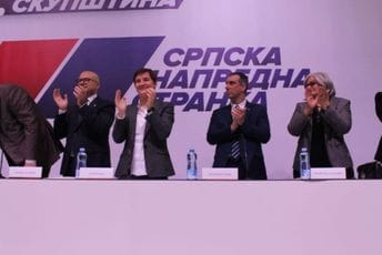 AP: Vučićev pokušaj pregrupisavanja usljed sve većeg pritiska javnosti
