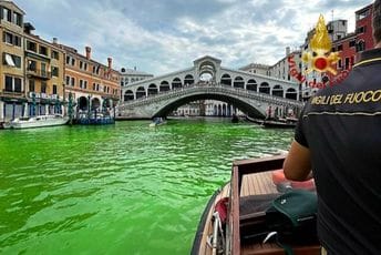 Vanredno u Veneciji: Voda postala fluorescentno zelena, traga se za uzrokom