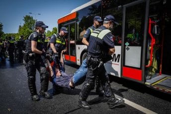 Haos u Hagu: Uhapšeno skoro 1.600 ljudi, jedan demonstrant ugrizao policajca Haos u Hagu: Uhapšeno skoro 1.600 ljudi, jedan demonstrant ugrizao policajca