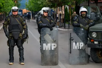 Pojačano prisustvo KFOR-a na sjeveru Kosova, u Zvečanu policija koristila suzavac